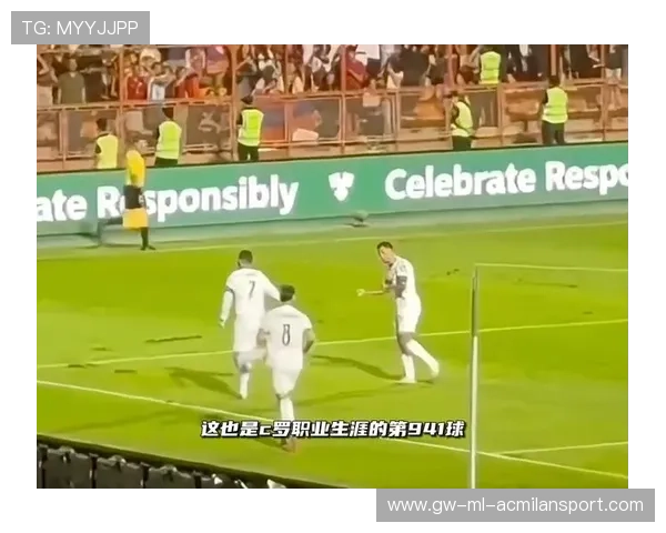 C罗深夜打电话给老队友,被拍成热搜头条 C罗深夜打电话给老队友,被拍成热搜头条