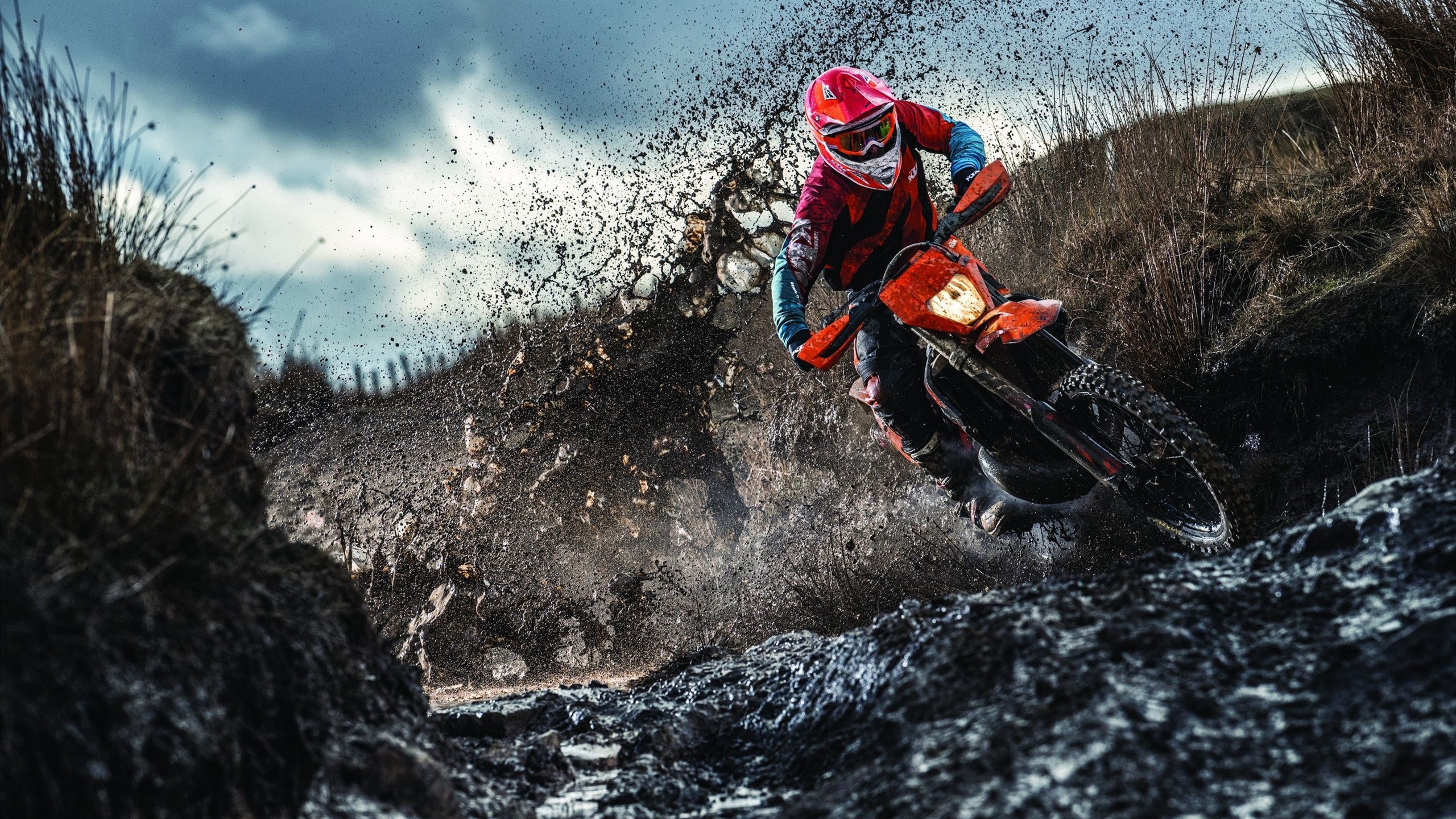 主教练部署三中卫阵型形成后场铁桶阵有效限制对手传控，三中卫阵型最怕什么